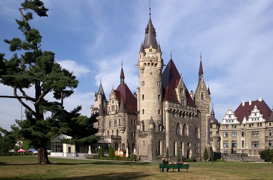 zwiedzanie zamku w mosznej